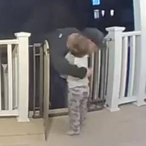 2-годишно дете гушна доставчика на пица, без да подозира, че скоро е загубил дъщеричката си