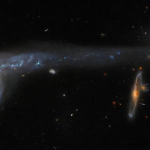 „Хъбъл“ засне двойка галактики, свързани от сияещ звезден мост