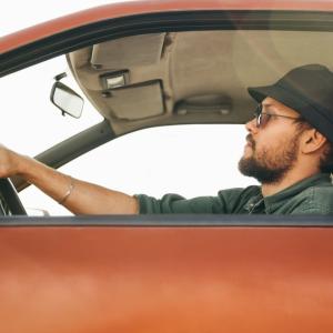 Защо мозъкът ни лъже, че сме по-добри шофьори от повечето хора