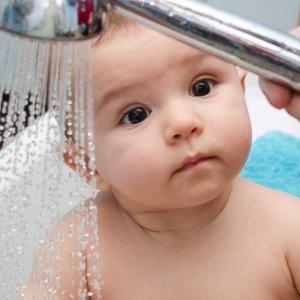 Лекари: Ежедневното къпане на децата е вредно