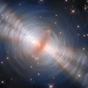 „Хъбъл“ засне една умираща звезда, която извайва зашеметяваща мъглявина