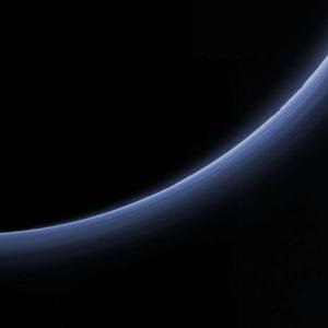 Тънката мъглива атмосфера на Плутон вероятно е по-издръжлива, отколкото предполагахме