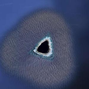 Този необикновен остров прилича на черна дупка в Google Earth