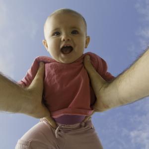 Кога бебето наистина започва да вижда и какво