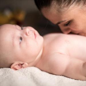 Кога масажът на бебето е от полза и кога вреди