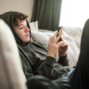 Как да възпитавате тийнейджъра, без да му отнемате телефона