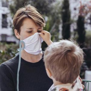 3-годишните разбират как се чувства мама, дори и да носи маска