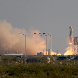 Джеф Безос полетя в космоса с частна капсула