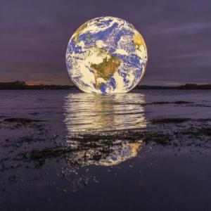 Плаващата Земя: Една наистина красива арт инсталация