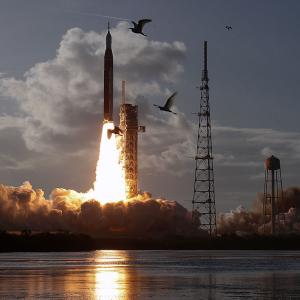 Исторически момент: НАСА стартира пилотирана мисия до Луната за първи път от половин век насам