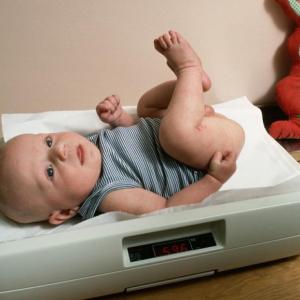 Как се променят ръстът и теглото на бебето по месеци