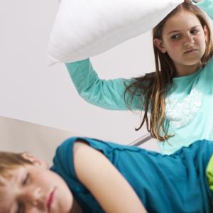 8-годишната ни дъщеря стана агресивна, обижда брат си 