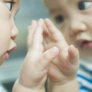 В огледалото: защо то е особено важно за развитието на бебето