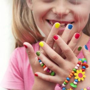 Дерматолози: Не лакирайте ноктите на детето 