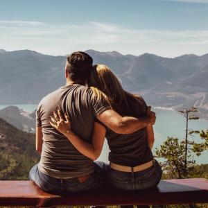 Как да разпознаете емоционалното дистанциране във връзката, преди да е станало твърде късно