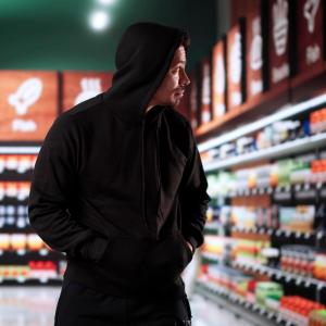 Виц: Обир в Кауфланд. Мъж заплашва касиерката