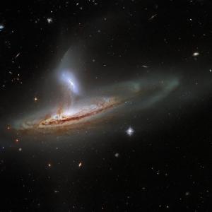 Насладете се на красивото взаимодействие между две галактики
