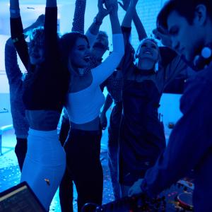 Виц: Мутри си спретнали купон