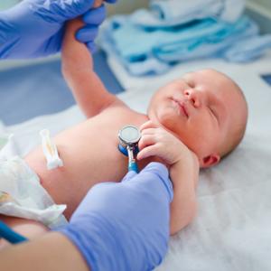 10 тревожни симптома у новороденото