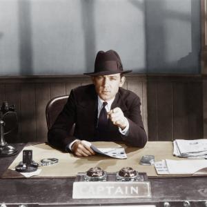 Виц: По времето на социализма милиционер спира вечерта дългокос студент