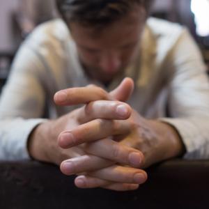 Виц: Прелюбодеец отива да се изповяда