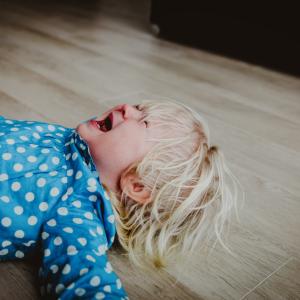 Детето опитва да се нарани само. Защо?