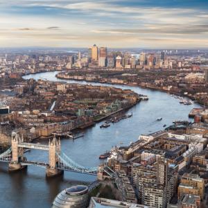 „Остров“ от мокри кърпички промени посоката на река Темза в Лондон
