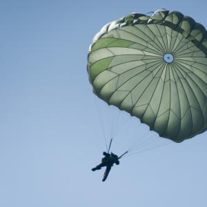 Войник, чийто парашут не успя да се отвори, оцеля при падане от 4,5 км височина