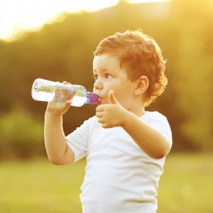 Избягвайте подсладени напитки и заложете на чиста изворна вода за профилактика на кариеса при децата