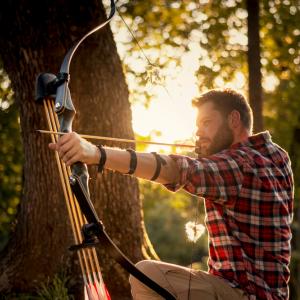 Виц: Вилхем Тел, Робин Худ и Бай Ганю стрелят с лък