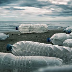 Учени превръщат пластмасови бутилки в ценни суровини 