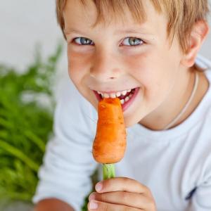 Морковите няма да помогнат: 3 популярни мита за детското зрение