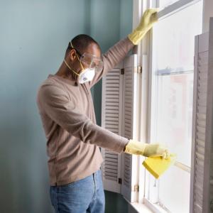 Почистващите препарати могат да убият COVID-19. Ето какво да използвате у дома