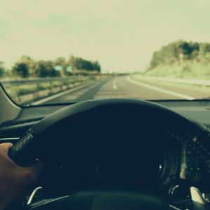 Виц: Баба кара по магистралата и слуша по радиото