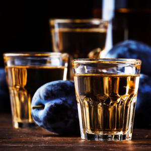 Виц: Съвет от габровец, който си е разлял чашата с ракия