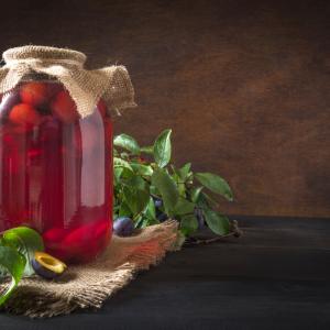 Виц: Прокурор вари компоти