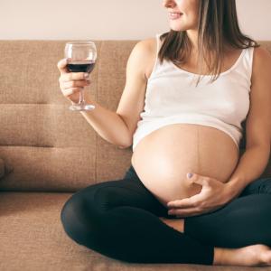 Дори рядката консумация на алкохол по време на бременността променя структурата на мозъка на плода