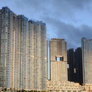 Защо в хонконгските небостъргачи зеят дупки