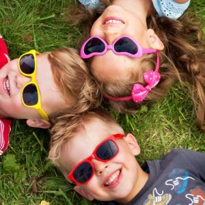Слънчеви очила за хлапето – със стъкла или полимер 