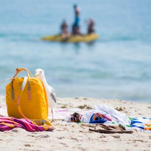 8 идеи как да опазите ценните вещи на плажа