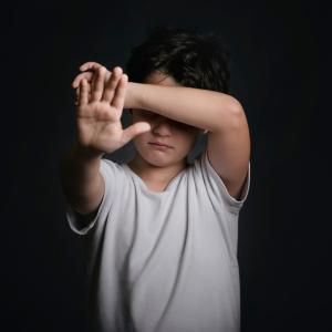 Когато дете удари друго дете, е агресия. Когато възратен удари дете, е дисциплина