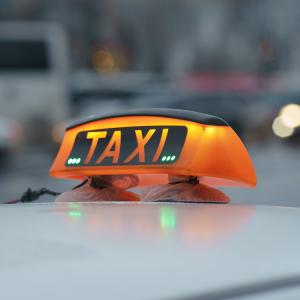 Виц: Москва. Човек маха на такси