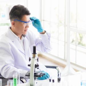 Китайски учени създадоха ултраздрав полимер, способен да тегли автомобил с „лепенка“ колкото нокът