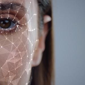 Китайски учени създадоха преносим сензор, способен да следи изражението на лицето