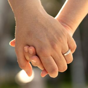 Виц: Зестрогонец си харесал момиче от богато семейство, тъщата го разпитва