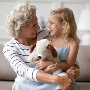 Виц: Бабо, защо дясната ти ръка е малко по-дълга от лявата?