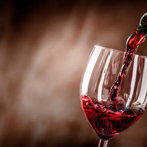 Учени обясниха защо червеното вино предизвиква главоболие 