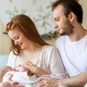 8 съвета за татковци, докато мама кърми бебето