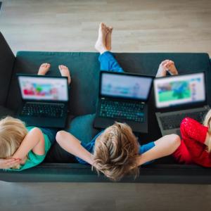 Защо екраните правят децата раздразнителни