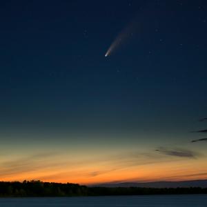 Видима с невъоръжено око комета е събитие, което се случва 